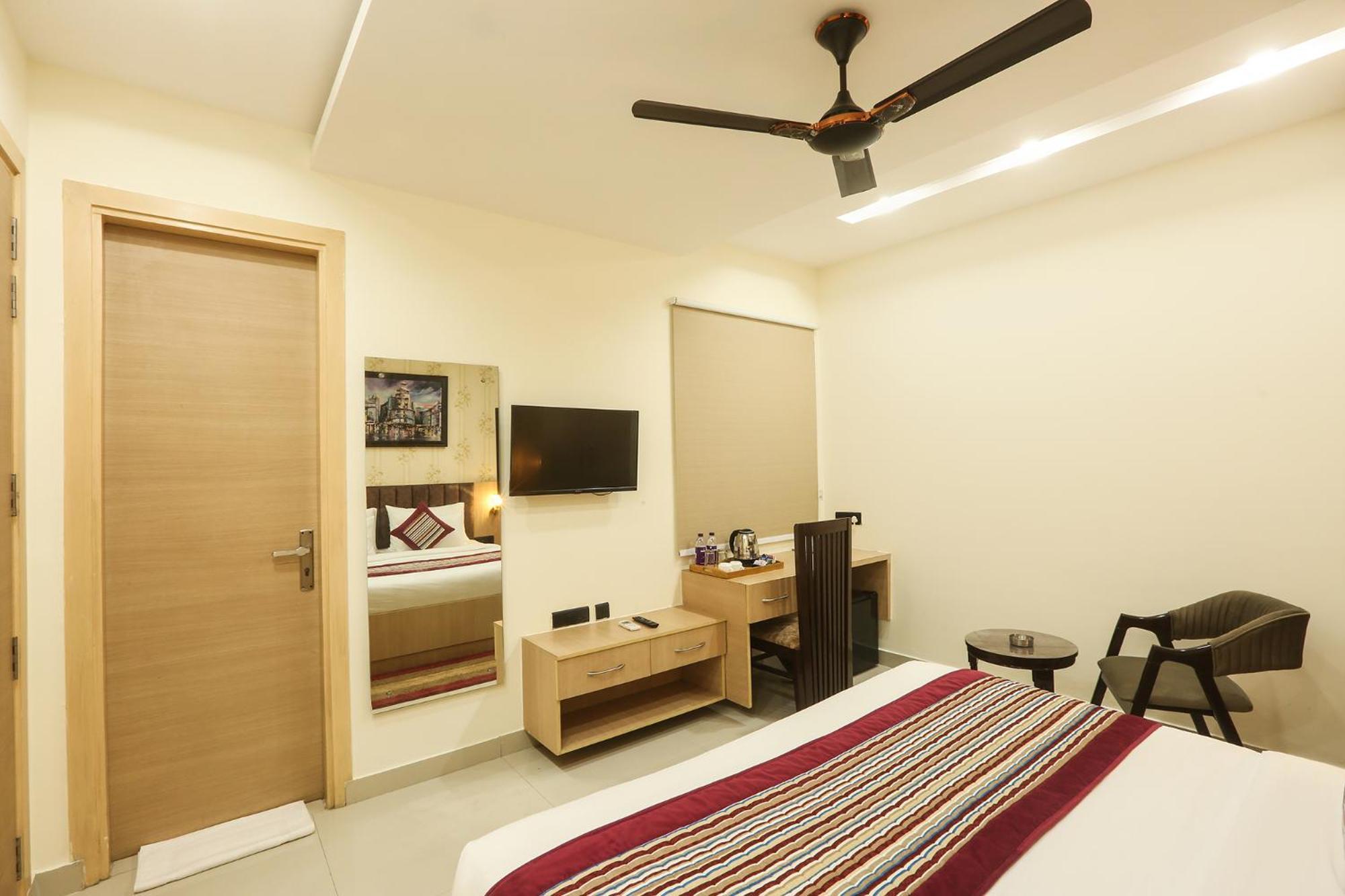 Hotel Green Lotus Luxe Ґурґаон Екстер'єр фото